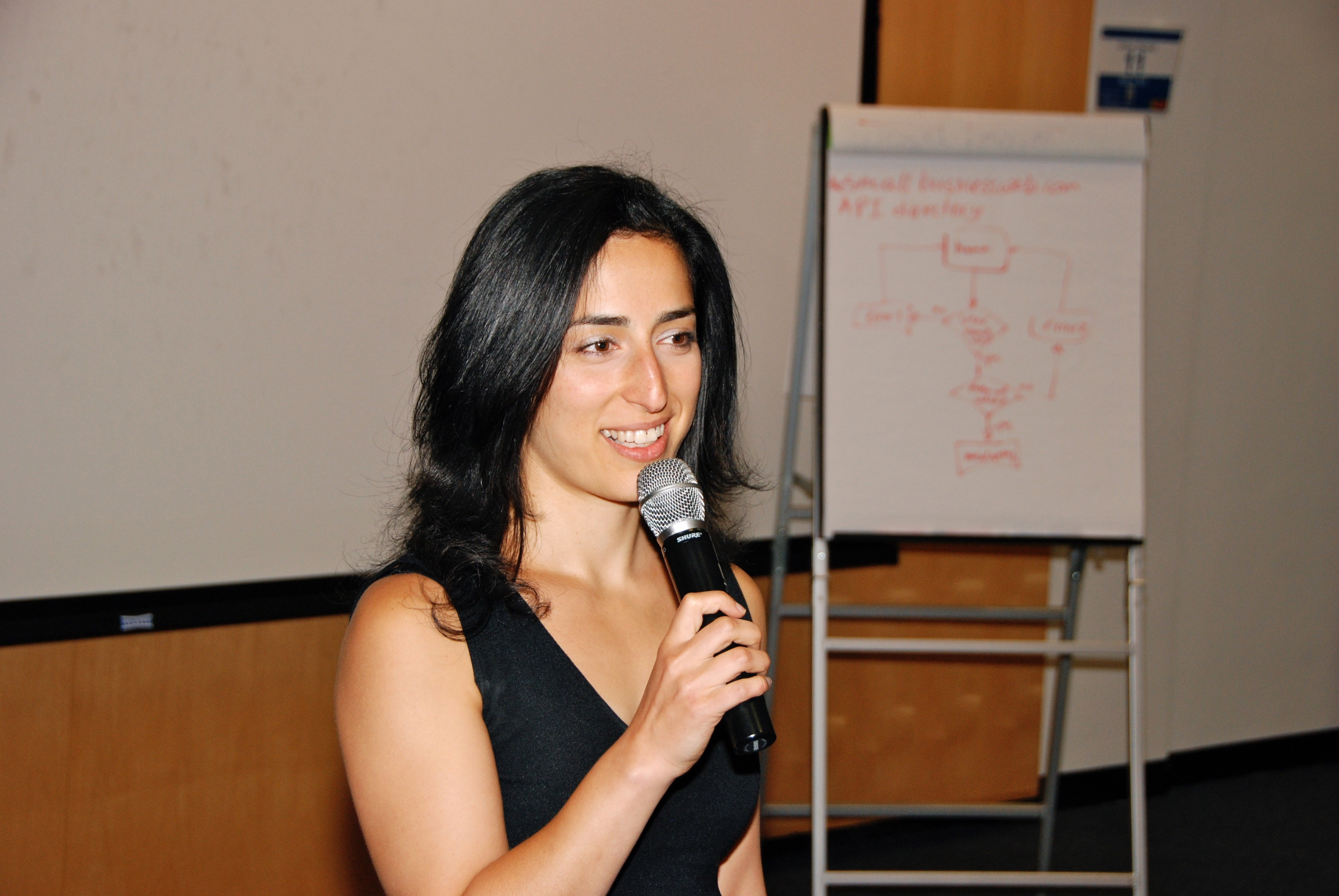 Nelly Yusupova speaking to an audience